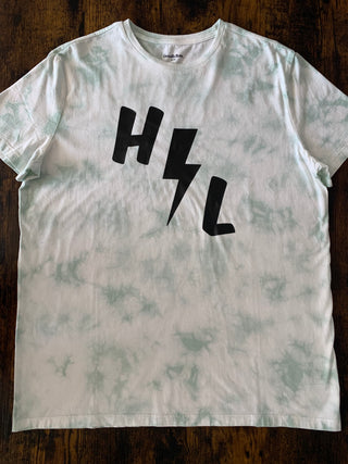 買う 黒文字のタイダイ HLSS「ここでパーティ」Tシャツ